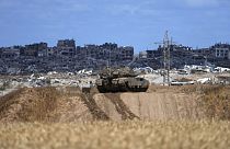 Um tanque israelita vigia a Faixa de Gaza, vista do sul de Israel, segunda-feira, 6 de maio de 2024. 