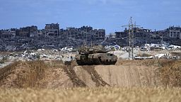 Um tanque israelita vigia a Faixa de Gaza, vista do sul de Israel, segunda-feira, 6 de maio de 2024. 