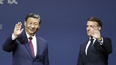 O Presidente francês Emmanuel Macron e o Presidente chinês Xi Jinping participam na 6ª reunião do Conselho Empresarial Franco-Chinês em Paris, 6 de maio de 2024