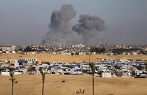 De la fumée s'élève après une frappe aérienne israélienne à l'est de Rafah, dans la bande de Gaza, le lundi 6 mai 2024. (AP Photo/Ismael Abu Dayyah)