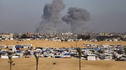 Ataque aéreo israelí en el este de la ciudad de Rafah, en la Franja de Gaza, el lunes 6 de mayo de 2024. (Foto AP/Ismael Abu Dayyah)