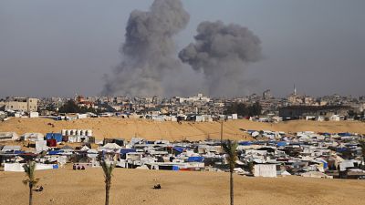 De la fumée s'élève après une frappe aérienne israélienne à l'est de Rafah, dans la bande de Gaza, le lundi 6 mai 2024. (AP Photo/Ismael Abu Dayyah)