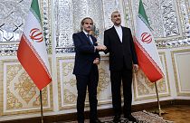 Il Direttore dell'Aiea Rafael Mariano Grossi stringe la mano al Ministro degli Esteri iraniano Hossein Amirabdollahian a Teheran, Iran, lunedì 6 maggio 2024.