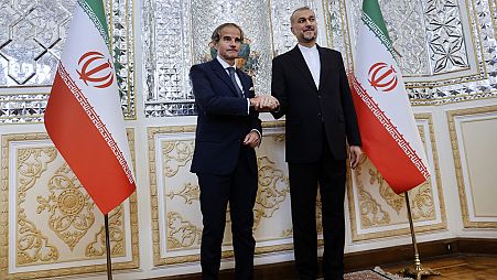 Il Direttore dell'Aiea Rafael Mariano Grossi stringe la mano al Ministro degli Esteri iraniano Hossein Amirabdollahian a Teheran, Iran, lunedì 6 maggio 2024.