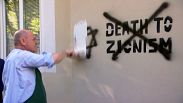  Presidente do Conselho Nacional da Áustria faz pinturas por cima de grafítis antissemitas.