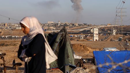 دخان يتصاعد بعد غارة جوية إسرائيلية على مبان بالقرب من الجدار الفاصل بين مصر ورفح، جنوب قطاع غزة، الاثنين، 6 مايو، 2024.