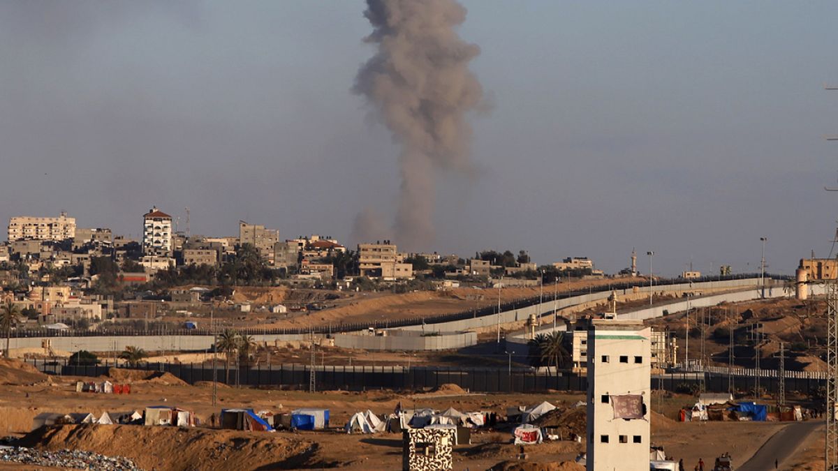 دخان يتصاعد بعد غارة جوية إسرائيلية على مبان بالقرب من الجدار الفاصل بين مصر ورفح، جنوب قطاع غزة، 6 مايو، 2024