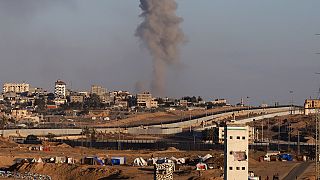 دخان يتصاعد بعد غارة جوية إسرائيلية على مبان بالقرب من الجدار الفاصل بين مصر ورفح، جنوب قطاع غزة، 6 مايو، 2024