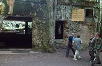 Turistas visitan las ruinas del cuartel general de Adolf Hitler, la "Guarida del Lobo", en Gierloz, al noreste de Polonia.