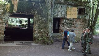 Turistas visitan las ruinas del cuartel general de Adolf Hitler, la "Guarida del Lobo", en Gierloz, al noreste de Polonia.