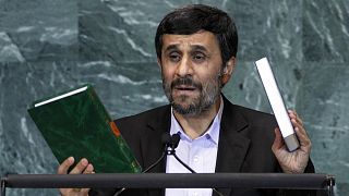 2010-es felvétel: Mahmúd Ahmadinezsád az ENSZ-ben, Koránnal és bibliával a kezében