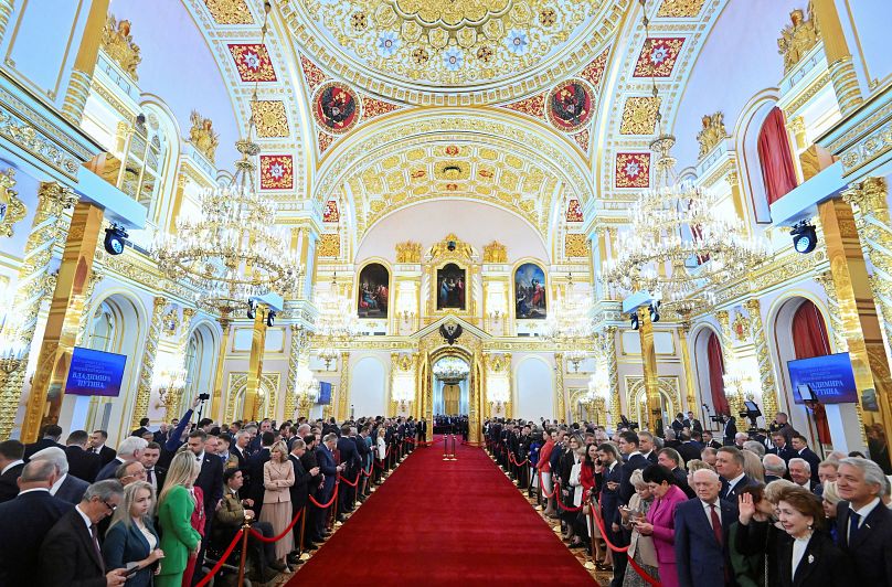 Гости церемонии ждут появления Путина