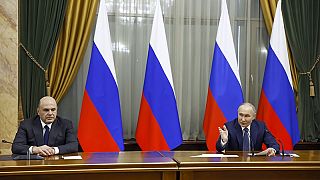 El presidente ruso, Vladimir Putin, a la derecha, y el primer ministro ruso, Mikhail Mishustin, asisten a una reunión con miembros del gabinete en Moscú, el lunes 6 de mayo
