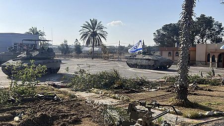 Üzerinde İsrail bayrağı bulunan bir tank, Refah Sınır Kapısı'nın Gazze tarafına girerken 
