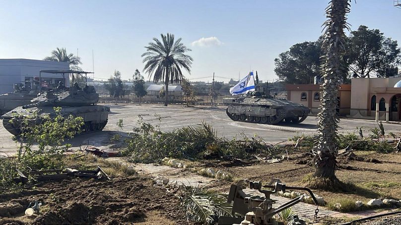 Des chars israéliens au point de passage de Rafah côté palestinien