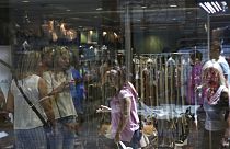 Καταναλωτές μπροστά από βιτρίνα καταστήματος στην Ερμού