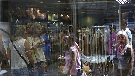 Καταναλωτές μπροστά από βιτρίνα καταστήματος στην Ερμού
