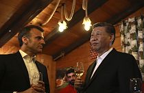 Le président français Emmanuel Macron et le président chinois Xi Jinping prennent un verre dans un restaurant, mardi 7 mai 2024 au col du Tourmalet, dans les Pyrénées. 