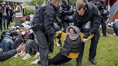 Une manifestante de l'Université de Berlin emportée par la police lors de la manifestation pro-palestinienne