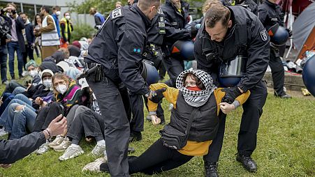 Une manifestante de l'Université de Berlin emportée par la police lors de la manifestation pro-palestinienne