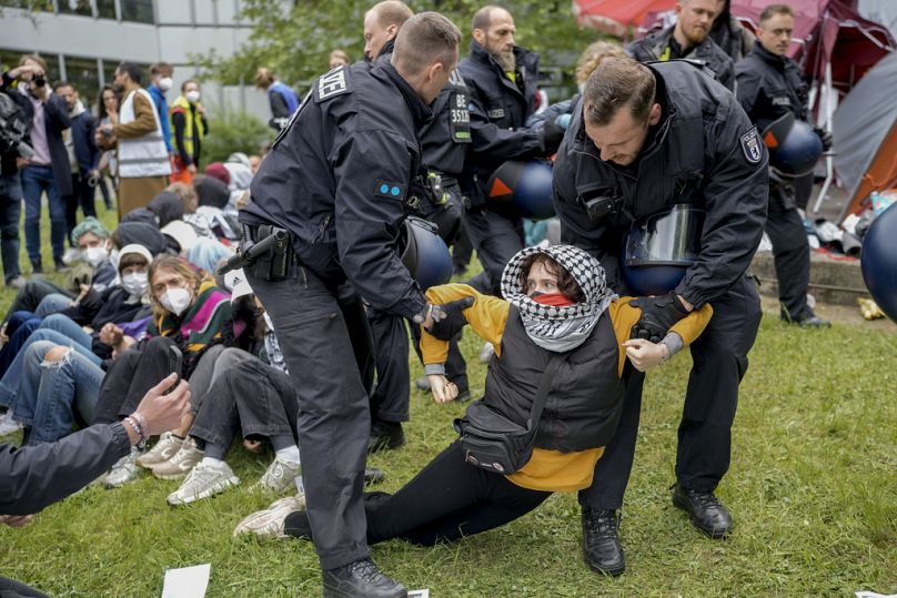 Una studentessa viene portata via dalla polizia tesesca durante una manifestazione pro-palestina, Libera Università di Berlino, 07 maggio 2024