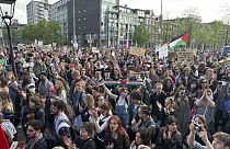 Studenten versammeln sich zu einem pro-palästinensischen Protest an der Universität von Amsterdam, Niederlande, Dienstag, 7. Mai 2024