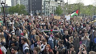 Imagen de un grupo de estudiantes en una protesta a favor de los ciudadanos palestinos en la Universidad de Ámsterdam, Países Bajos, el martes 7 de mayo de 2024.