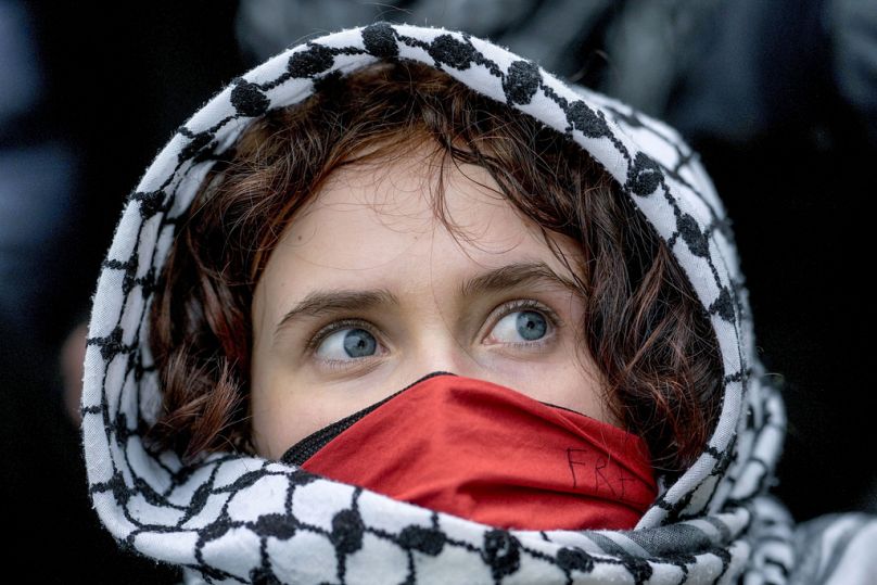 Eine junge Frau während einer pro-palästinensischen Demonstration der Gruppe "Student Coalition Berlin" an der Freien Universität Berlin, Dienstag, 7. Mai 2024.