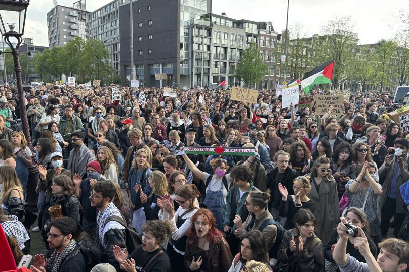 Studenten versammeln sich zu einer pro-palästinensischen Demonstration an der Universität von Amsterdam, Niederlande, Dienstag, 7. Mai 2024.