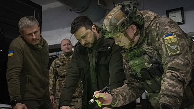 Az ukrán elnök katonai vezetőkkel Kupianszkban
