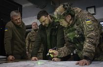 Ukrayna Devlet Başkanı Volodymyr Zelenskyy, Ukrayna Kara Kuvvetleri Komutanı Alb. Oleksandr Syrski, sağda, 30 Kasım 2023 tarihinde cephe hattındaki Kupiansk şehrini ziyaret ediyor.