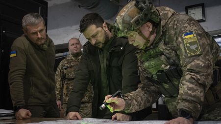Ukrayna Devlet Başkanı Volodymyr Zelenskyy, Ukrayna Kara Kuvvetleri Komutanı Alb. Oleksandr Syrski, sağda, 30 Kasım 2023 tarihinde cephe hattındaki Kupiansk şehrini ziyaret ediyor.