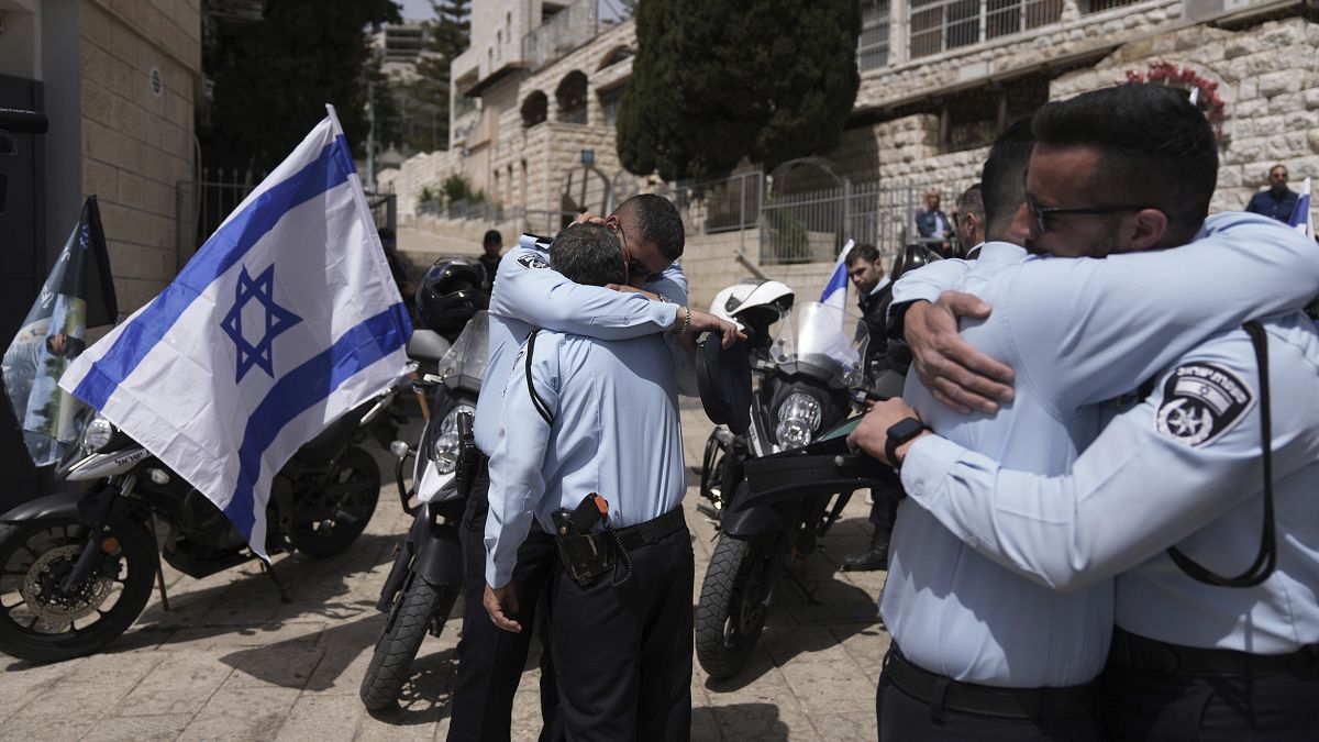ضباط شرطة إسرائيليين ينعون زميلهم في مدينة الناصرة.