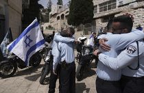 ضباط شرطة إسرائيليين ينعون زميلهم في مدينة الناصرة.
