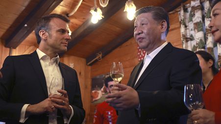 El presidente chino Xi Jinping disfruta de una copa de vino con el presidente francés Emmanuel Macron en un restaurante, el martes 7 de mayo de 2024.