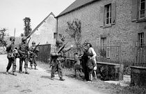 خوشامدگویی اهالی نرماندی فرانسه به سربازان آمریکایی در ژوئن ۱۹۴۴