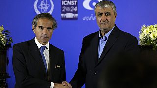 المدير العام ggوكالة الدولية للطاقة الذرية رافائيل غروسي ورئيس إدارة الطاقة الذرية الإيرانية محمد إسلامي