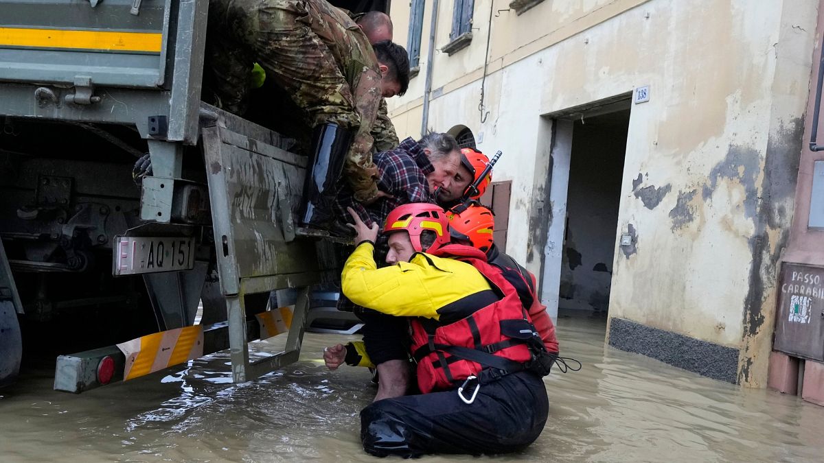 Los bomberos rescatan a un anciano en el pueblo inundado de Castel Bolognese, Italia.