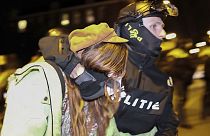 Egy tüntető egy holland rendőrrel