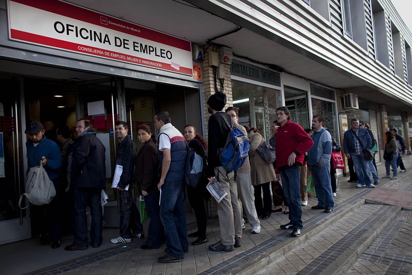 عکسی متعلق به سال ۲۰۱۴ در مقابل اداره بیکاری در اسپانیا