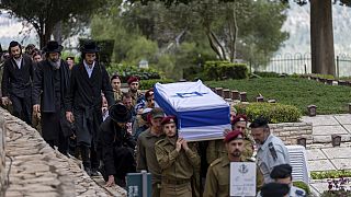  جنود إسرائيليون يحملون نعش الرقيب نحمان ناتان هرتز خلال جنازته في المقبرة العسكرية في جبل هرتزل في القدس، 7 مايو 2024.