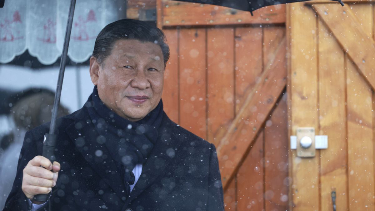 Der chinesische Präsident Xi Jinping hält einen Regenschirm vor einem Restaurant am Dienstag, 7. Mai 2024, am Tourmalet-Pass in den Pyrenäen. 
