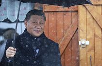 Председатель КНР Си Цзиньпин держит зонтик у ресторана во вторник, 7 мая 2024 года, на перевале Турмале в горах Пиренеи. 