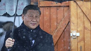 Der chinesische Präsident Xi Jinping hält einen Regenschirm vor einem Restaurant am Dienstag, 7. Mai 2024, am Tourmalet-Pass in den Pyrenäen. 