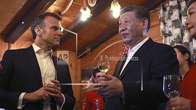 As gravatas ficaram na gaveta, neste último encontro entre Macron e Xi na visita de Estado do presidente chinês a França