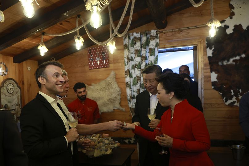 El presidente chino Xi Jinping, su esposa Peng Liyuan y el presidente francés Emmanuel Macron comparten un momento en un restaurante, el martes 7 de mayo de 2024.