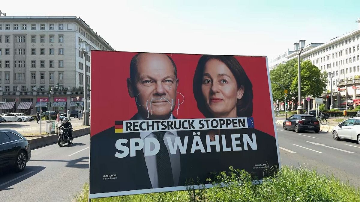 Campanha de voto na UE com o chanceler alemão Olaf Scholz e a candidata principal do SPD à UE, Katarina Barley, num cartaz desfigurado com o lema "travar a viragem à direita 