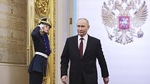 Vladimir Putin caminha para prestar juramento como presidente russo durante a cerimónia de tomada de posse no Grande Palácio do Kremlin, em Moscovo