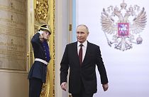 Vladimir Putin caminha para prestar juramento como presidente russo durante a cerimónia de tomada de posse no Grande Palácio do Kremlin, em Moscovo