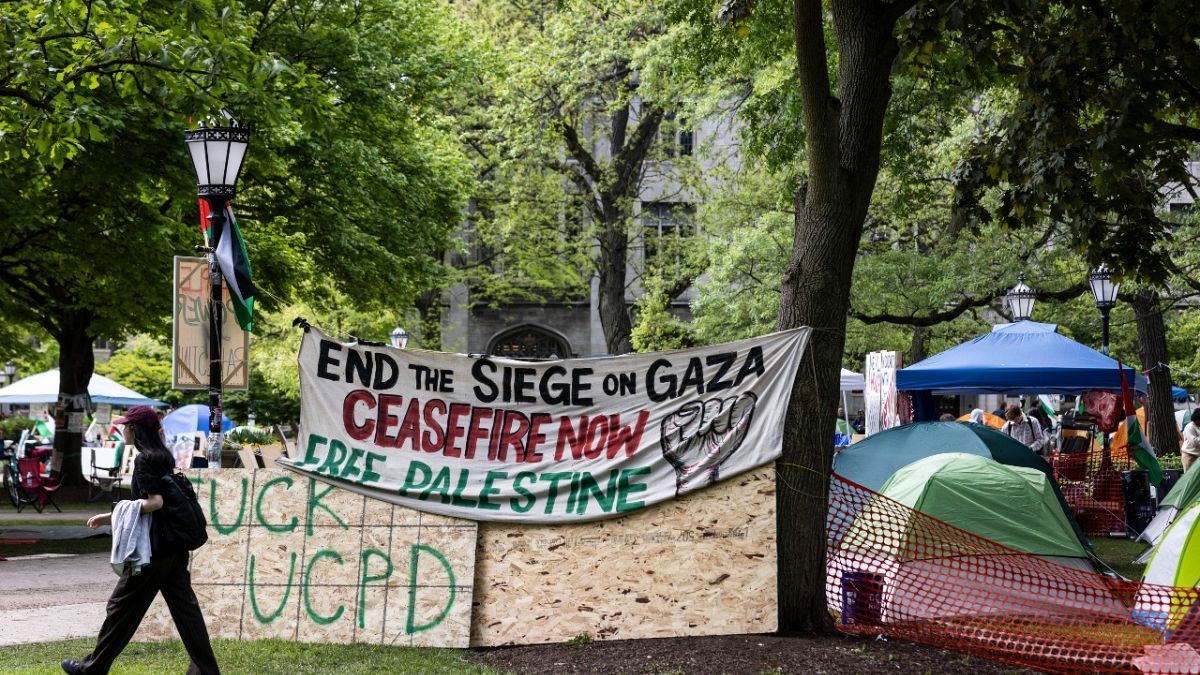 متظاهرون مؤيدون للفلسطينيين في المخيم الموجود في ساحة جامعة شيكاغو